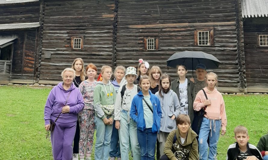 Звонкие голоса России 2022: участники конкурса посетили Музей народного деревянного зодчества «Витославлицы»